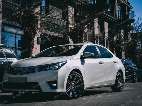 Toyota Corolla на дисках в стиле VOSSEN CV4 R18 - Фото № 1