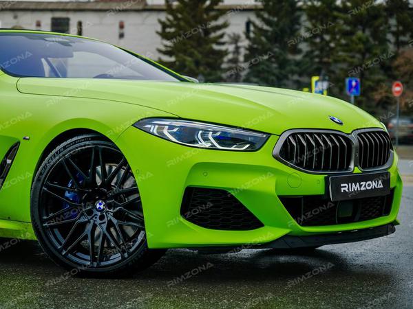 BMW M8 НА КОВАНЫХ ДИСКАХ В СТИЛЕ BMW 818 STYLE - Фото № 2