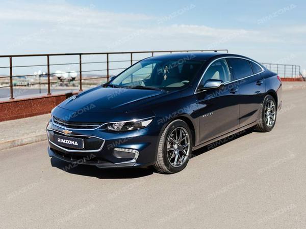 Chevrolet Malibu на литых дисках в стиле HRE P101 - Фото № 1